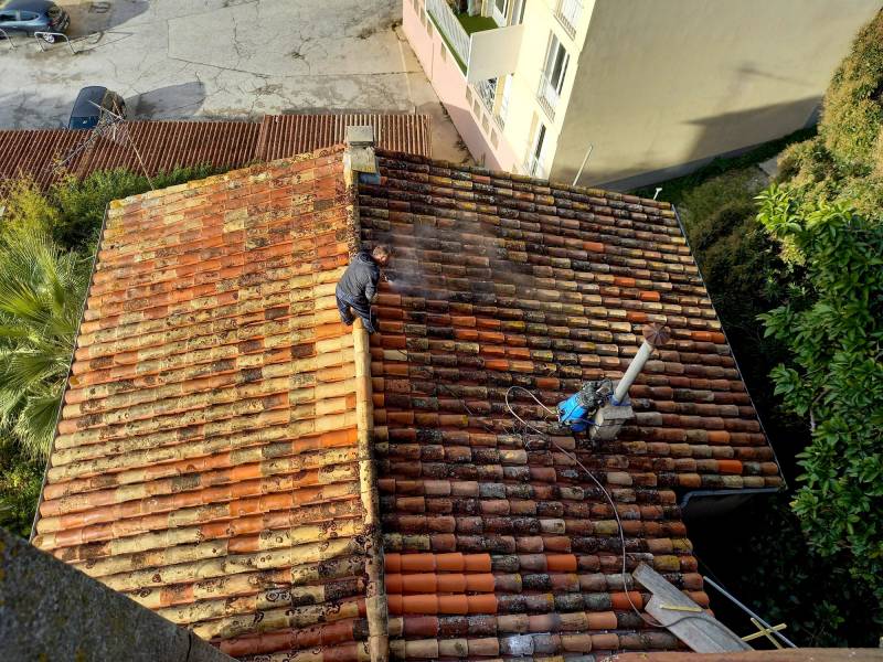 Entretien d'une toiture de maison à Toulon dans le Var