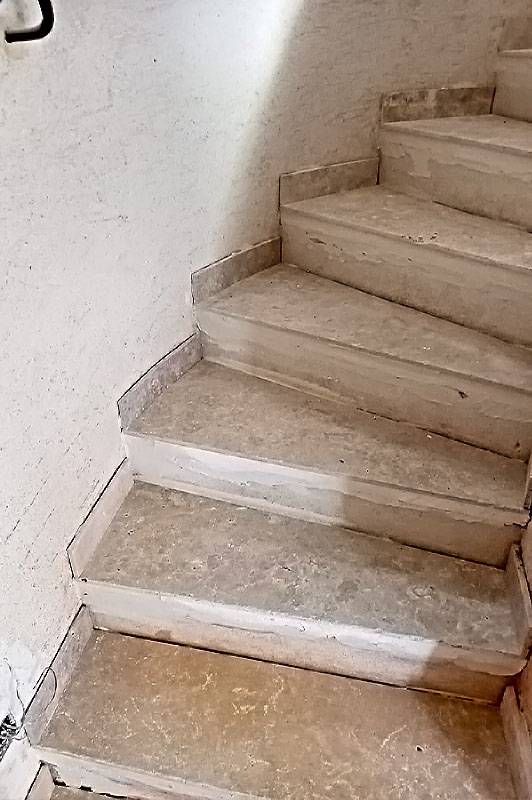 Pose de carrelage en travertin sur un escalier d'une maison au Lavadou