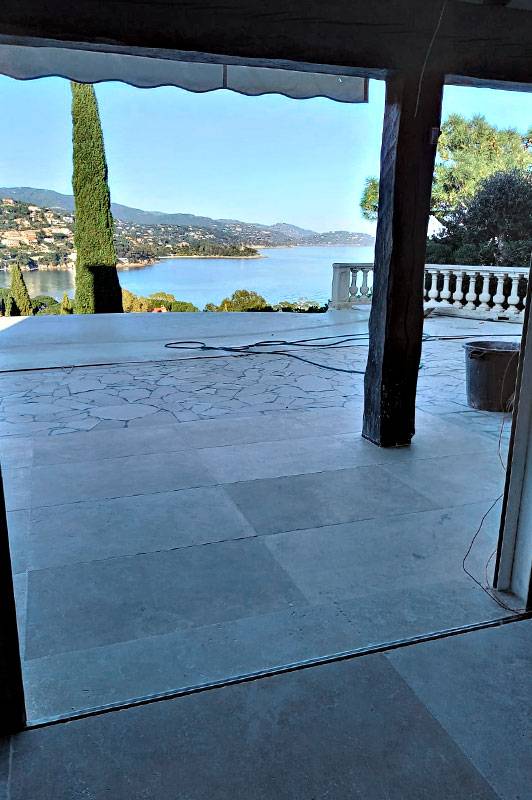 Pose de grand carreau de carrelage dans une maison au Lavadou