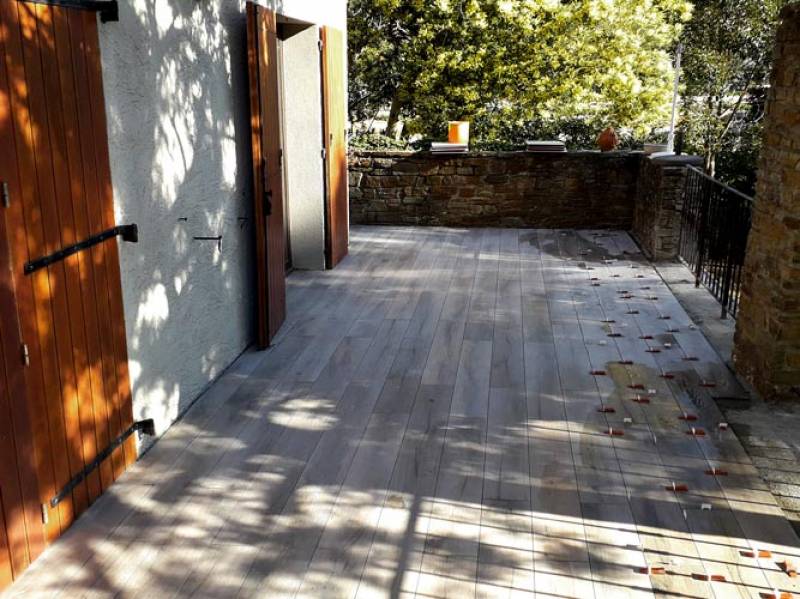 Rénovation complète du terrasse en carrelage imitation bois à Bormes-les-mimosas