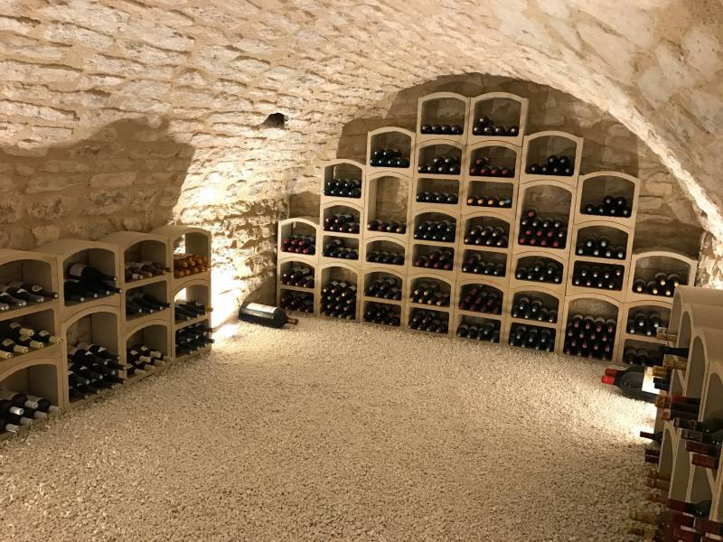 aménager-cave-à-vin-pierre-apparente-entreprise-specialisée-la-crau-proche-hyères