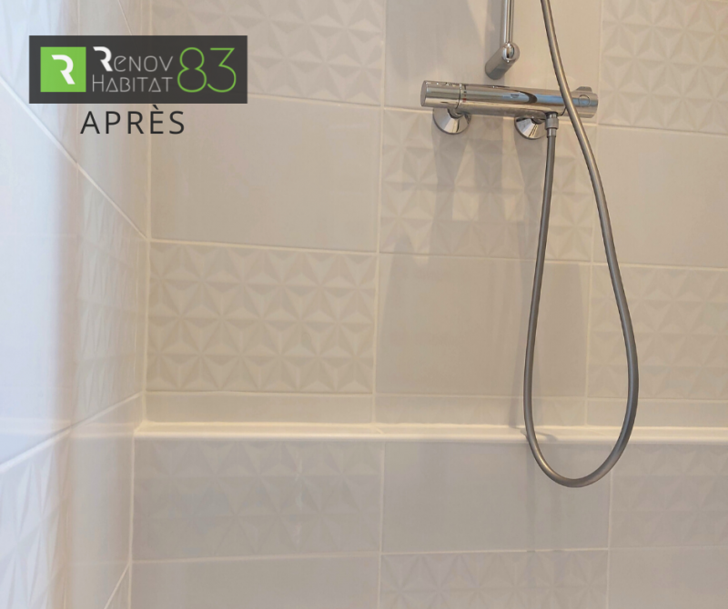 Rénovation salle de bain après dégât des eaux à Hyères: changement de la faïence, création d'un banc de rangement et nouveaux éléments de douche